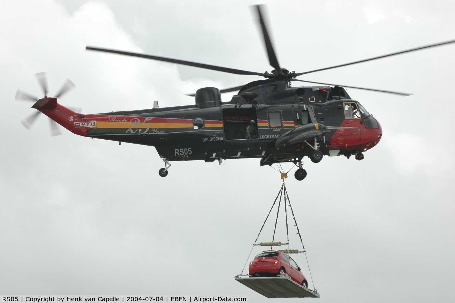RS05, 1975 Westland Sea King Mk.48 C/N WA835, A Belgische Luchtmacht Sea King shows its muscles at Koksijde Air Base, Belgium, 2004.