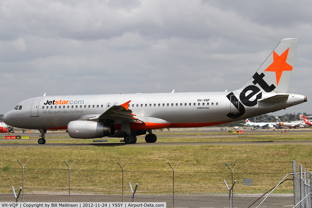 VH-VQP, 2000 Airbus A320-232 C/N 2573, taxiing to 34R