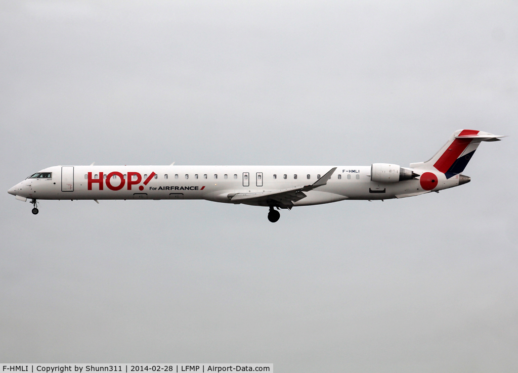 F-HMLI, 2011 Bombardier CRJ-1000EL NG (CL-600-2E25) C/N 19014, Landing rwy 33