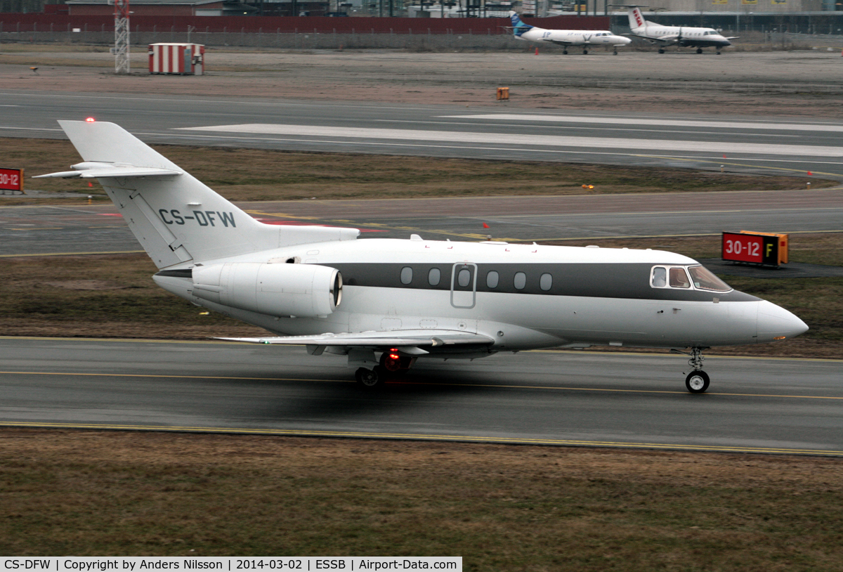 CS-DFW, 2004 Raytheon Hawker 800XP C/N 258664, Taxiing to runway 12.