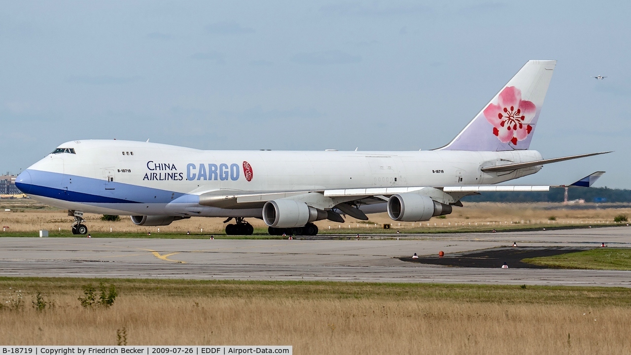 B-18719, 2005 Boeing 747-409F/SCD C/N 33739, taxying to the active