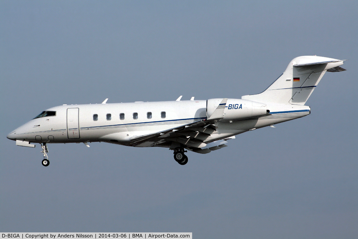D-BIGA, 2013 Bombardier Challenger 300 (BD-100-1A10) C/N 20419, On final approach for runway 30.
