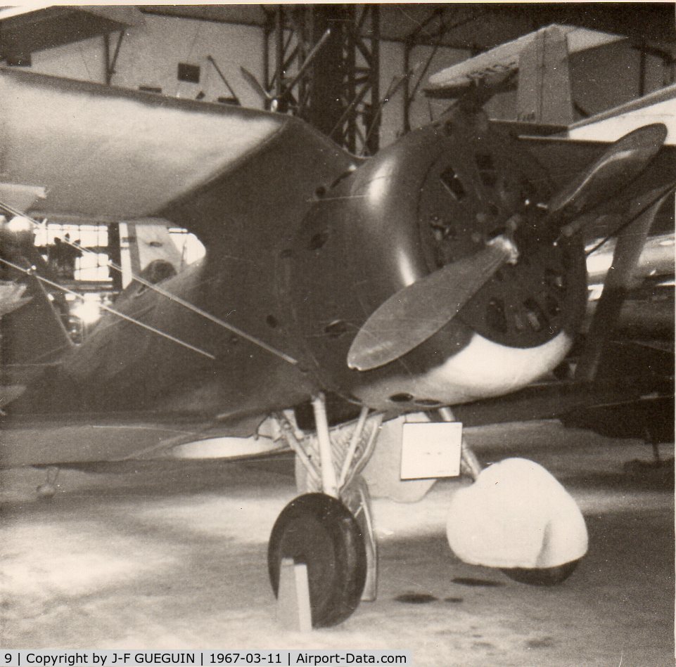 9, Polikarpov I-153 Chaika C/N 7277, 1967, on display in Musée de l'Air/Chalais-Meudon.