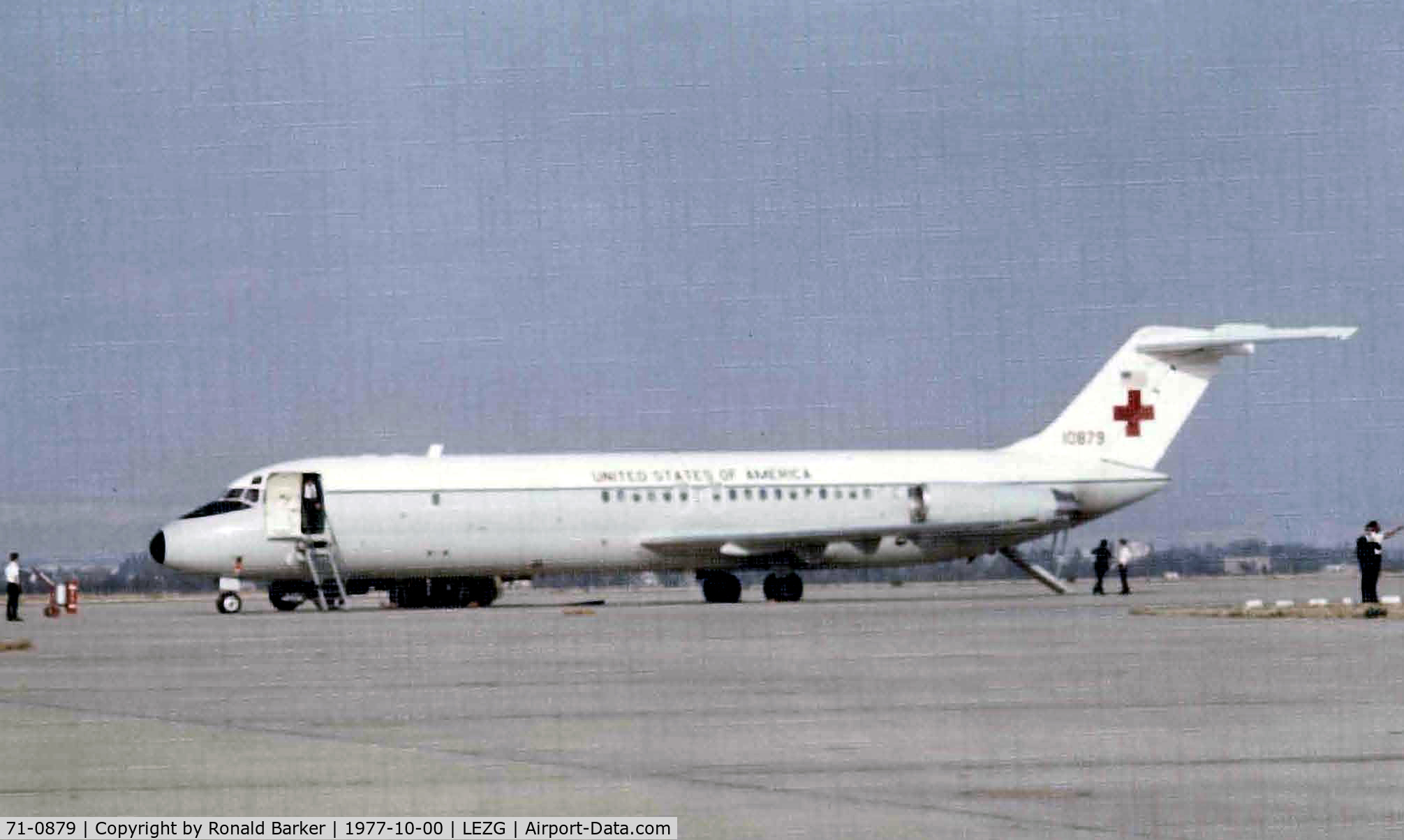 71-0879, 1971 McDonnell Douglas C-9A Nightingale C/N 47537, Patient loading Zaragoza