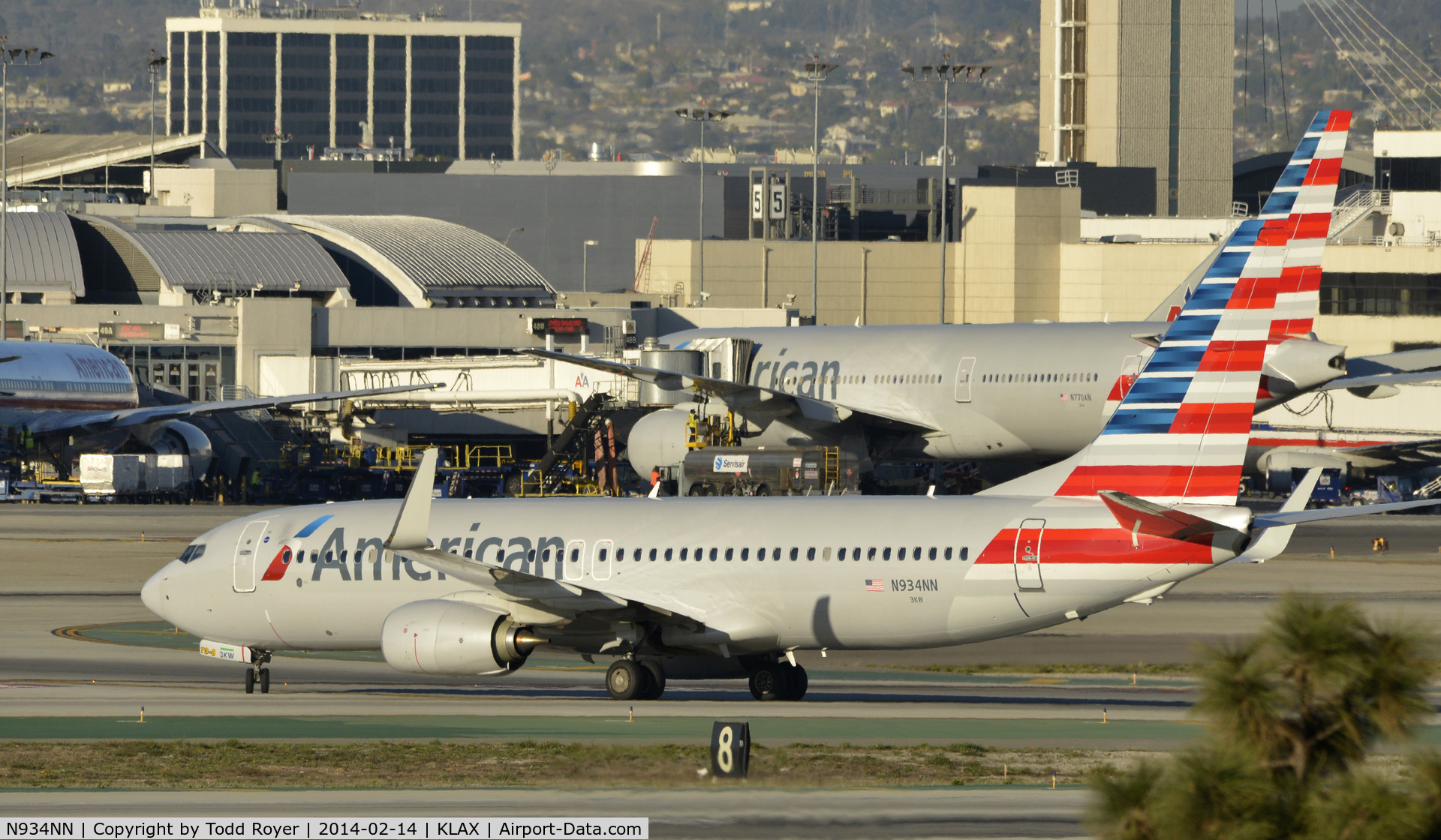 N934NN, 2013 Boeing 737-823 C/N 33489, Taxiing to gate at LAX