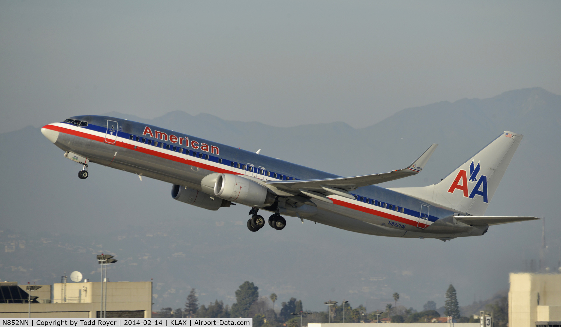 N852NN, 2010 Boeing 737-823 C/N 40581, Departing LAX on 25R