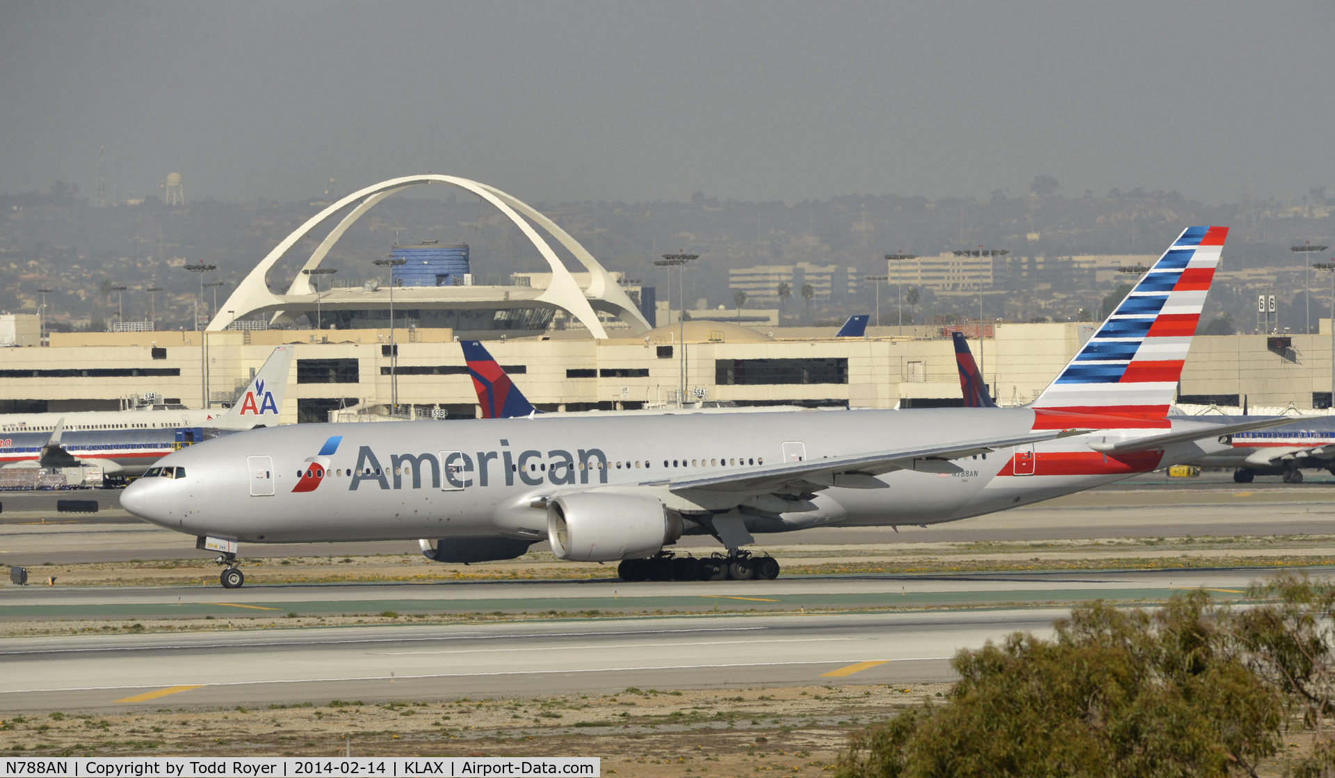 N788AN, 2000 Boeing 777-223 C/N 30011, Taxiing to gate at LAX