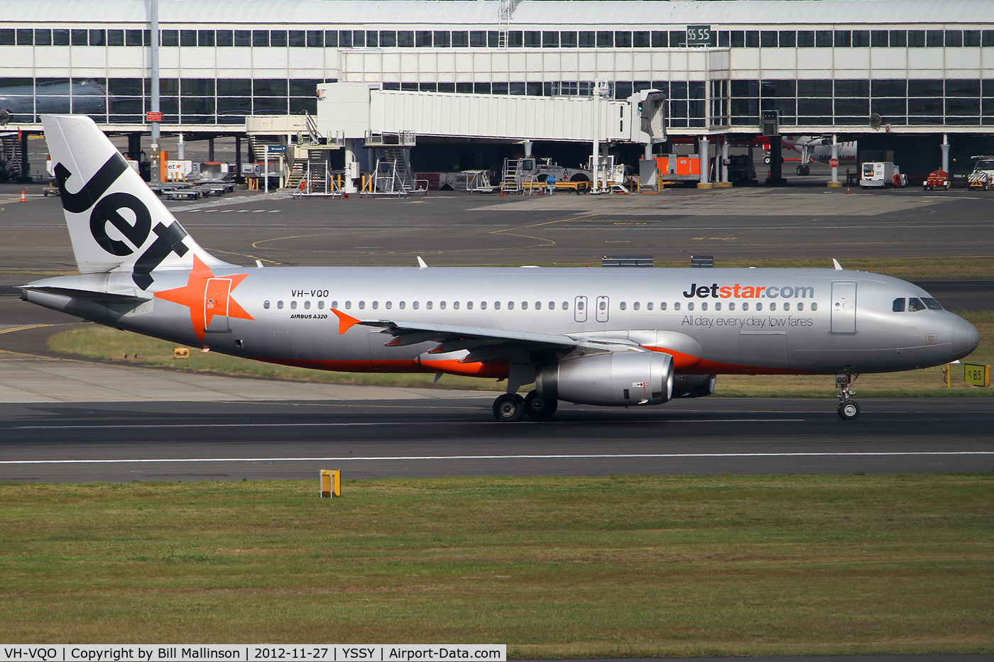 VH-VQO, 2000 Airbus A320-232 C/N 2587, lining up for 16R