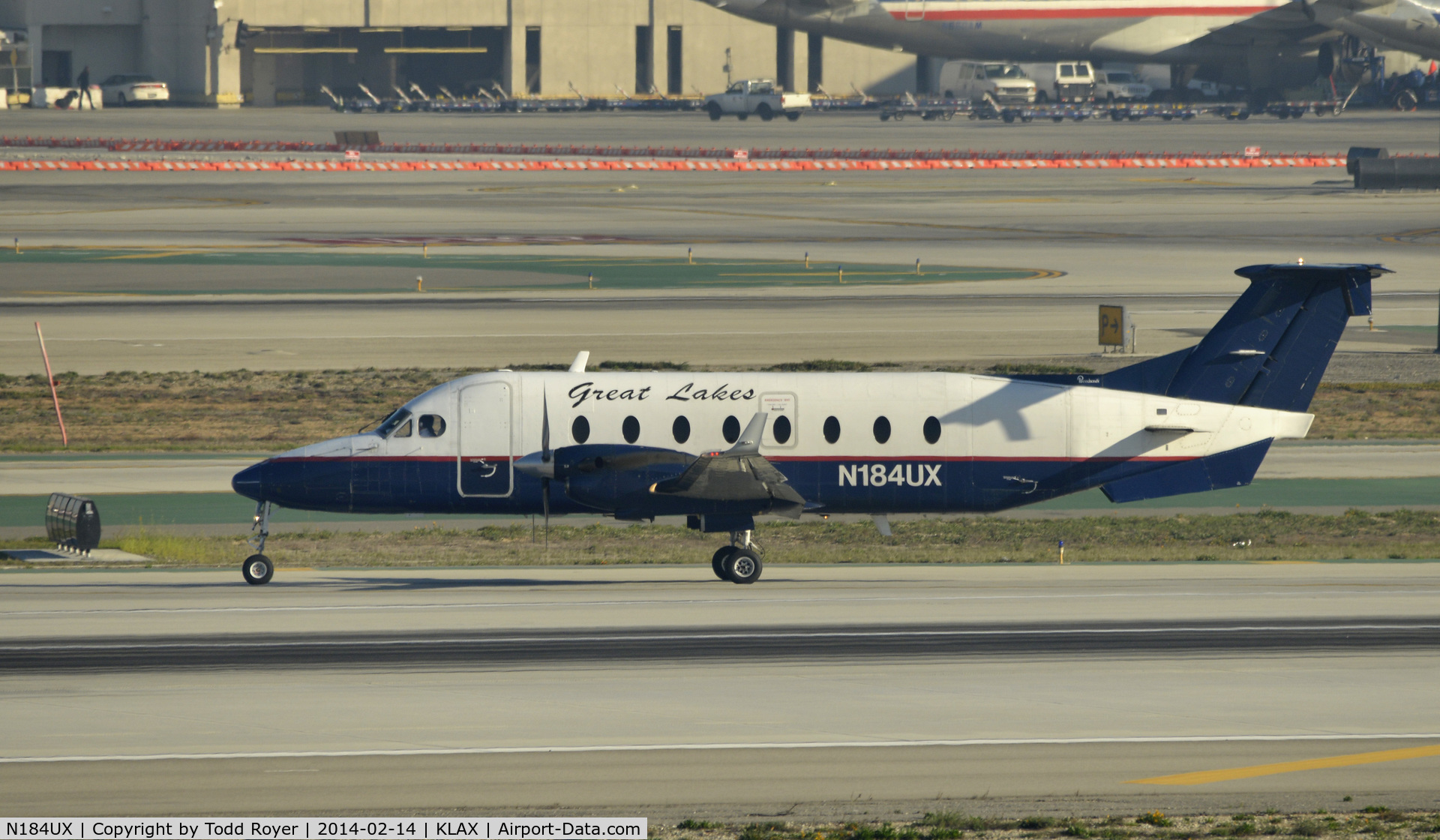 N184UX, 1995 Beech 1900D C/N UE-184, Taxiing to gate at LAX