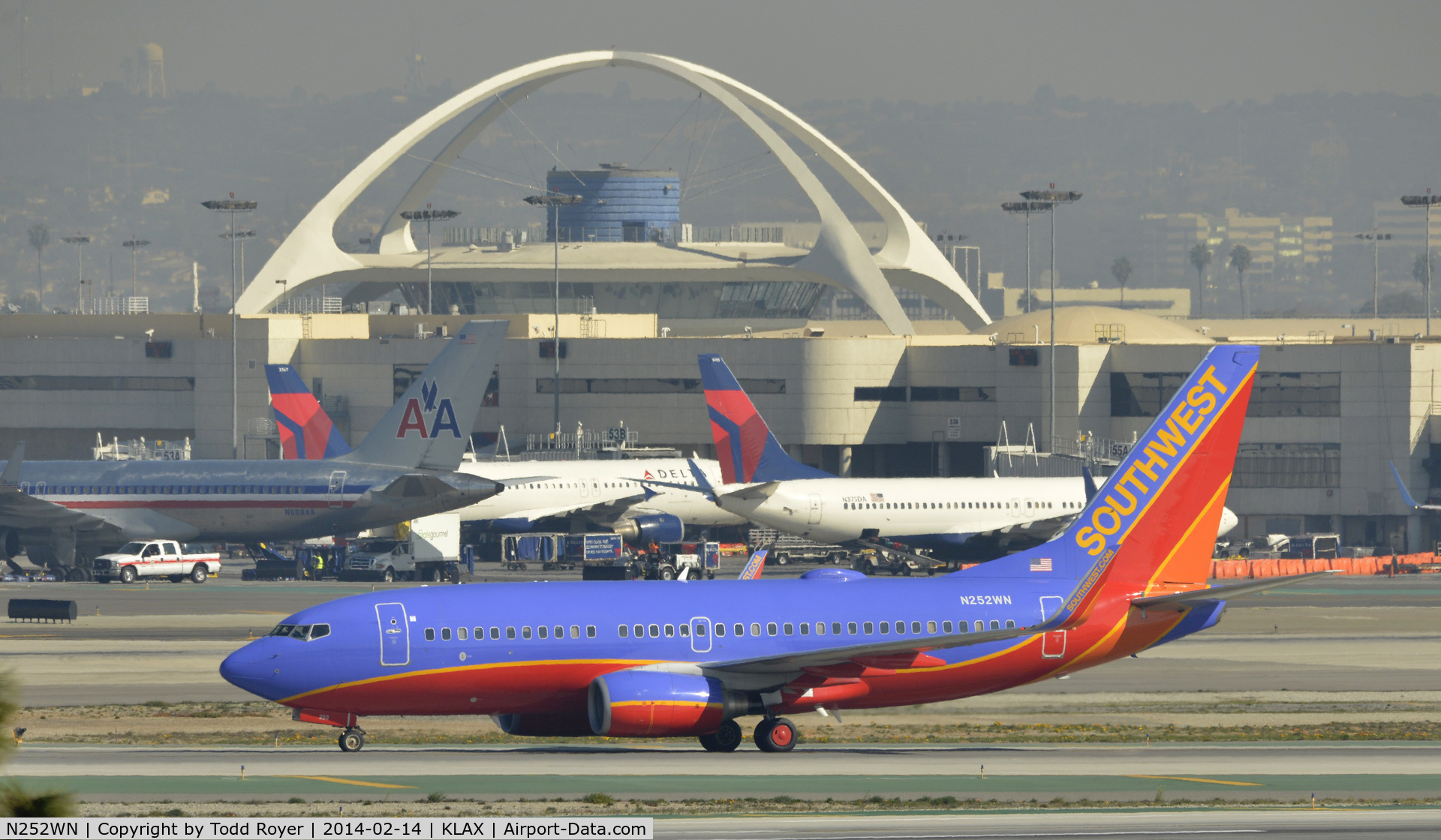 N252WN, 2006 Boeing 737-7H4 C/N 34973, Taxiing to gate at LAX