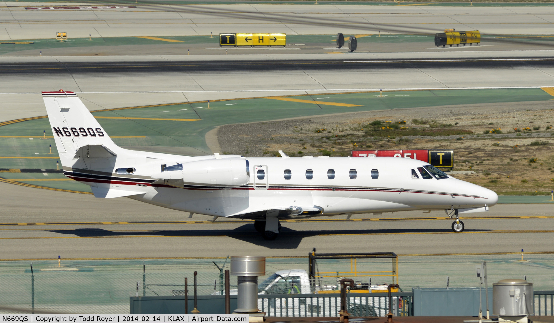 N669QS, 2007 Cessna 560XLS Citation Excel C/N 560-5689, Taxiing to parking at LAX