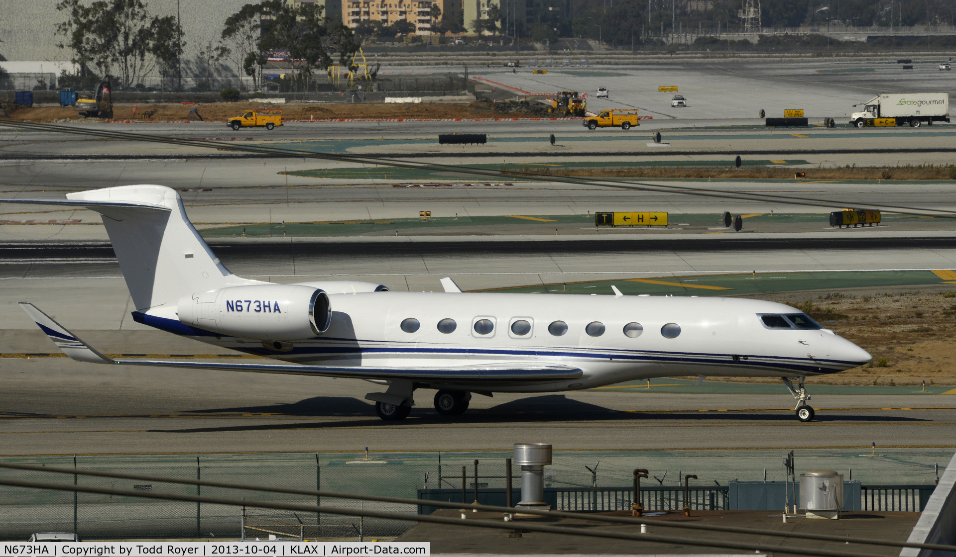 N673HA, 2013 Gulfstream Aerospace G650 (G-VI) C/N 6018, Taxiing to parking at LAX