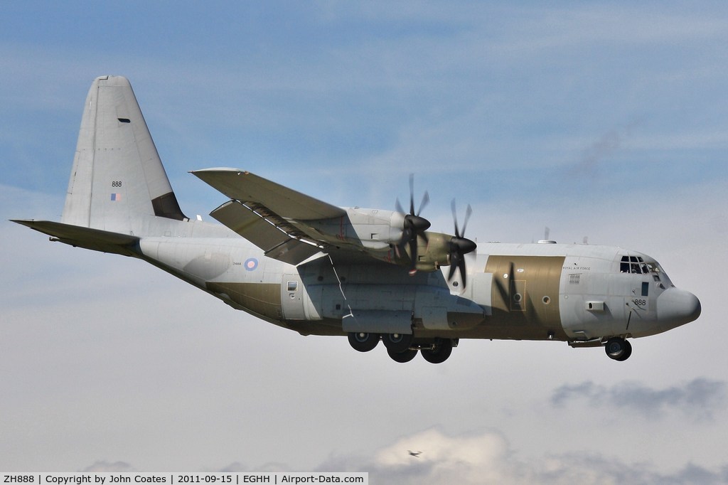 ZH888, 2000 Lockheed Martin C-130J Hercules C.5 C/N 382-5496, Finals to 08