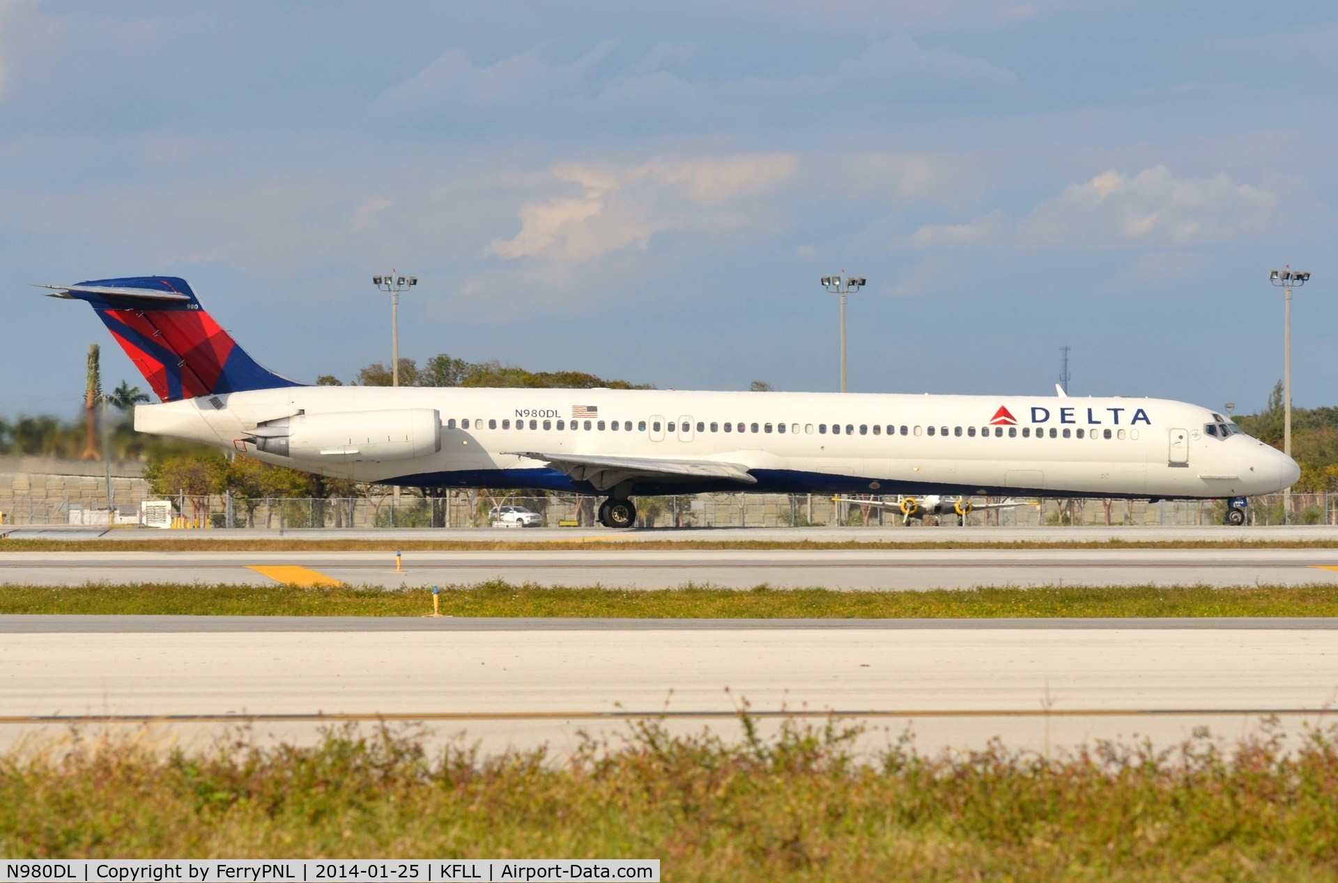 N980DL, 1991 McDonnell Douglas MD-88 C/N 53267, Delta MD88 taking-off