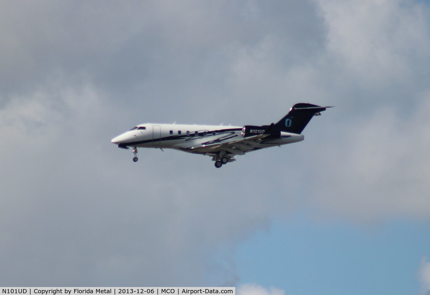 N101UD, 2008 Bombardier Challenger 300 (BD-100-1A10) C/N 20220, Challenger 300