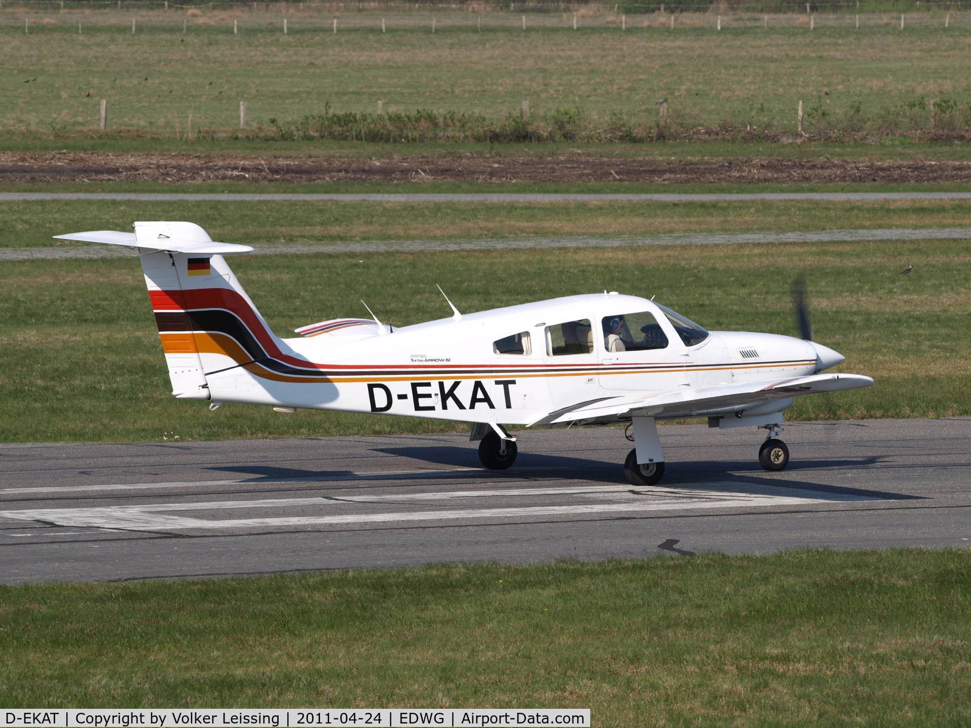 D-EKAT, 1987 Piper PA-28RT-201T Turbo Arrow IV Arrow IV C/N 28R-7931185, lining up