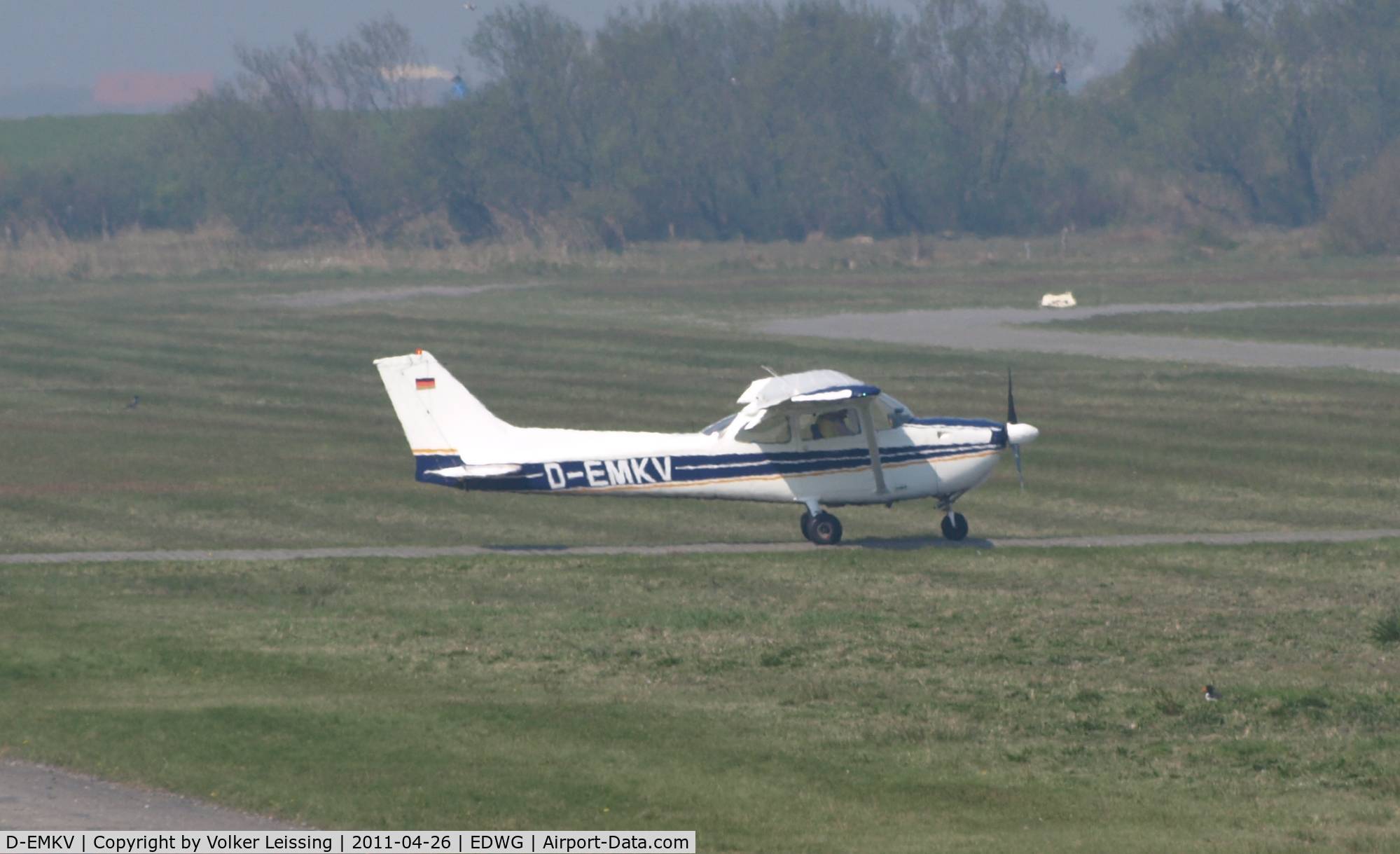 D-EMKV, 1977 Reims F172N Skyhawk C/N F17201559, taxing