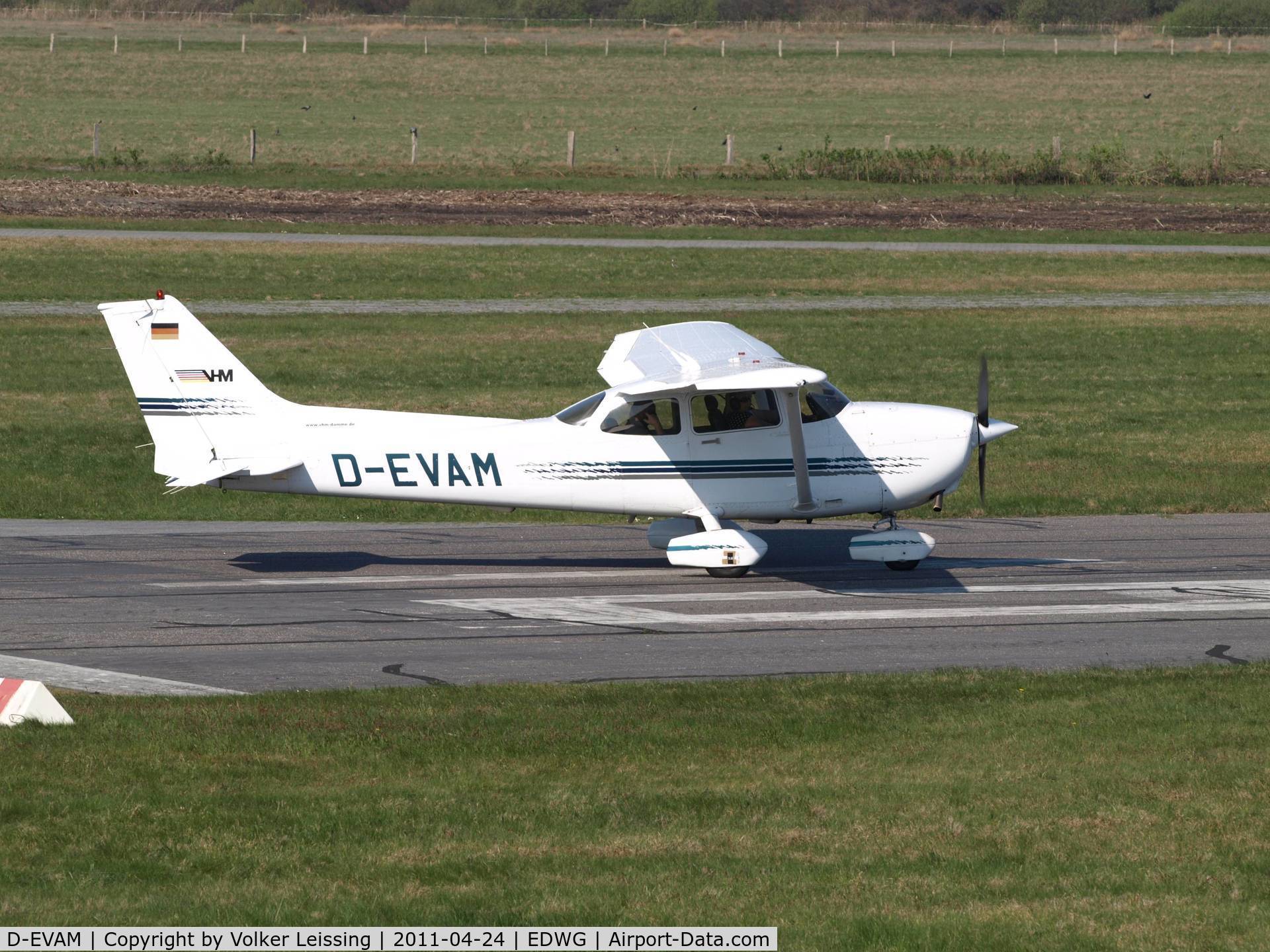 D-EVAM, 1997 Cessna C172R C/N 17280083, lining up