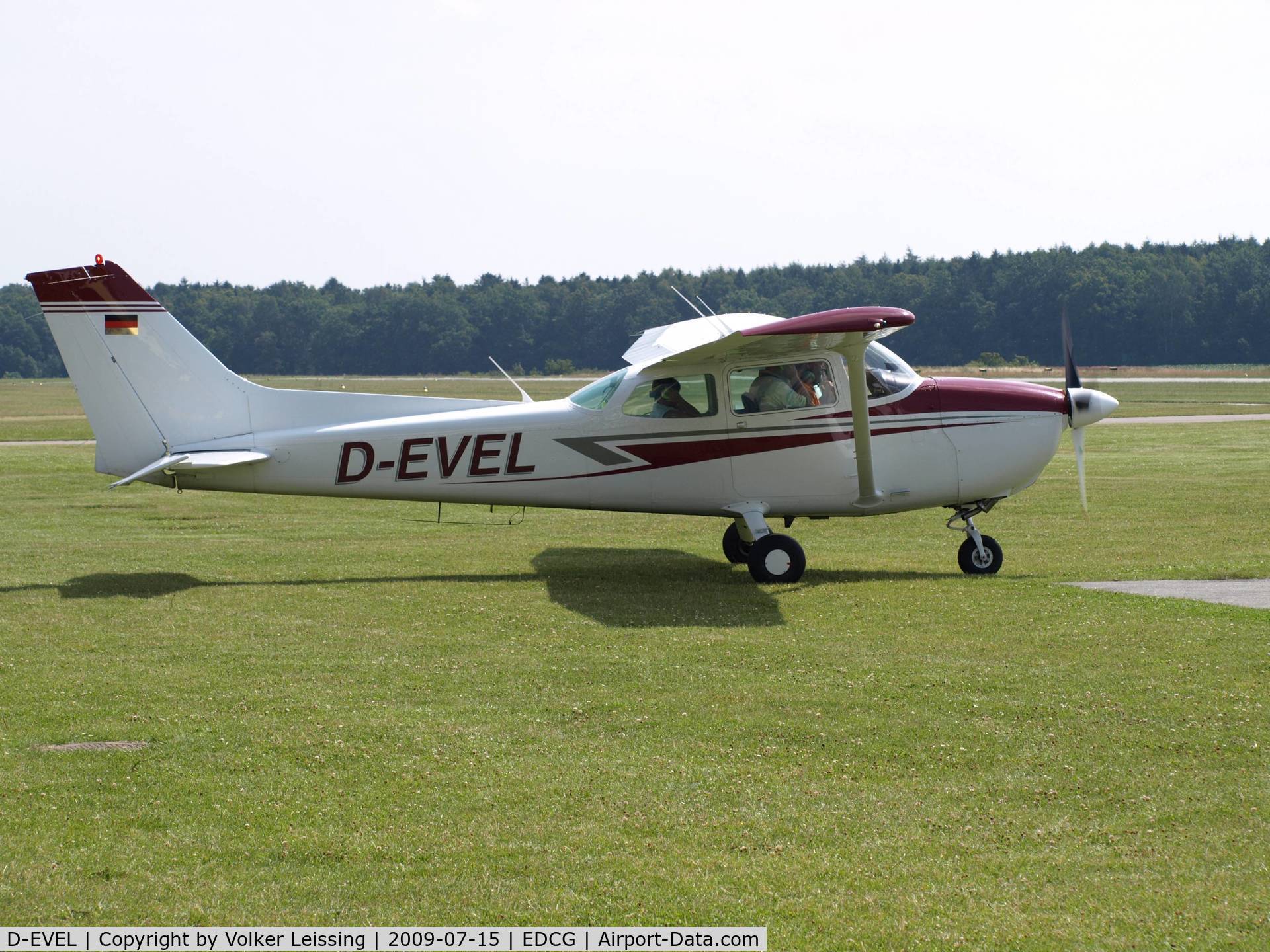 D-EVEL, 1992 Cessna C172N C/N 17273253, ready for taxi