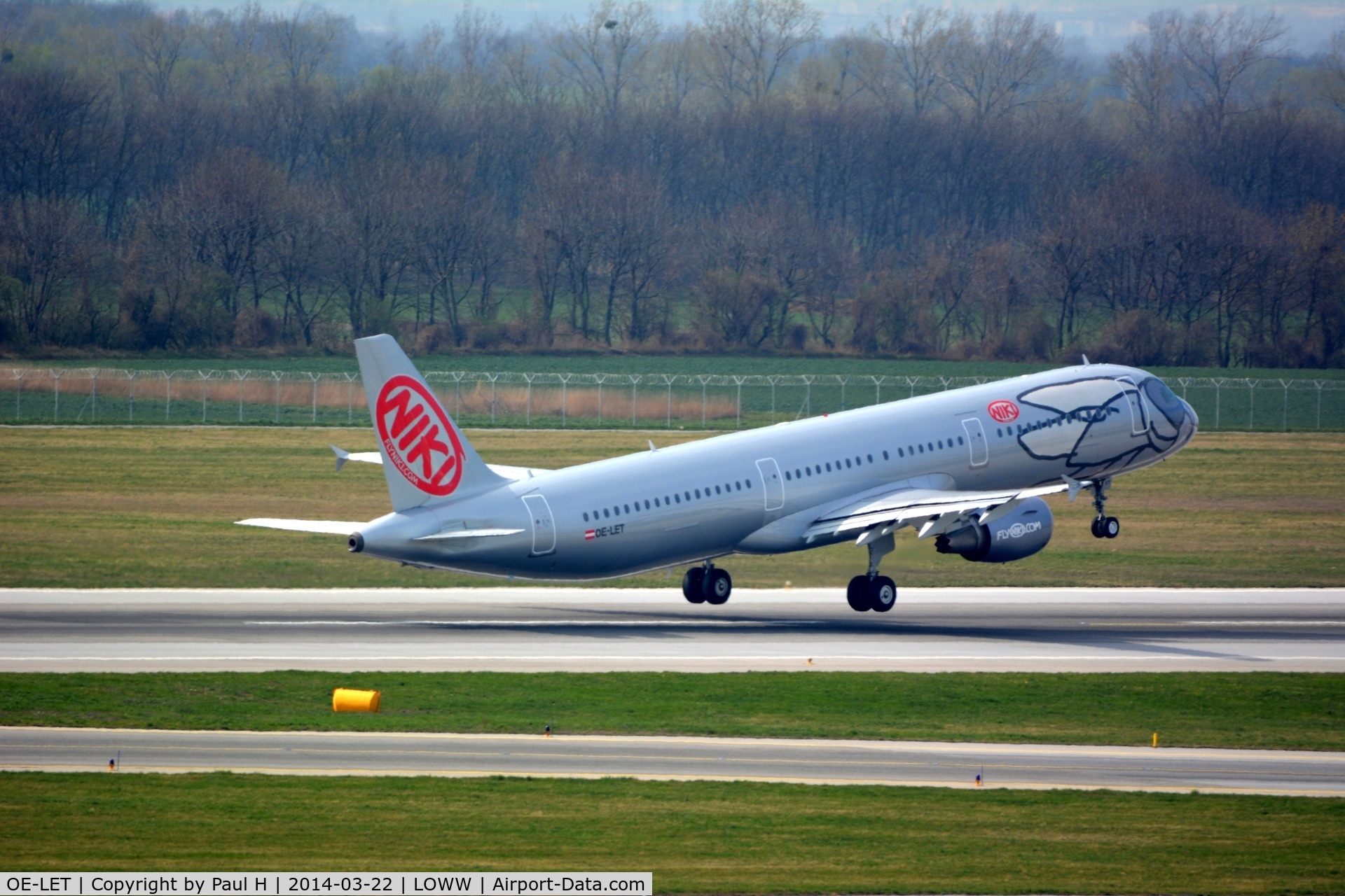 OE-LET, 2009 Airbus A321-211 C/N 3830, Niki A-321, take-off at VIE