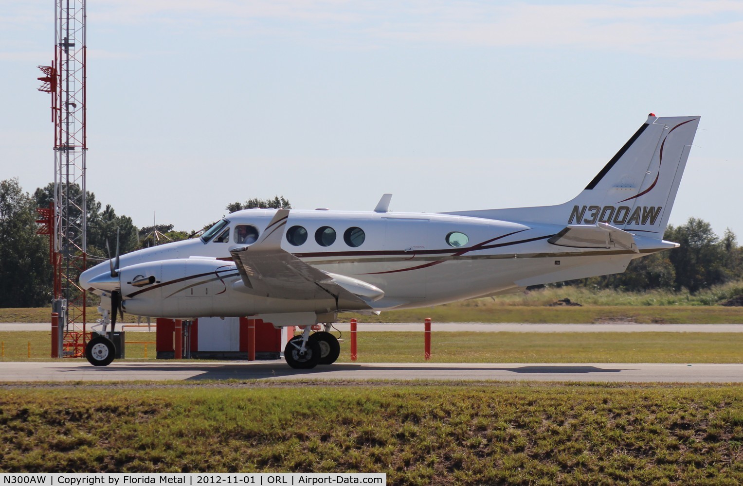 N300AW, 1999 Raytheon Aircraft Company C90A C/N LJ-1570, Beech C90A