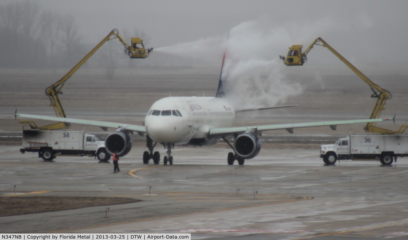 N347NB, 2002 Airbus A319-114 C/N 1800, Delta A319 getting deiced