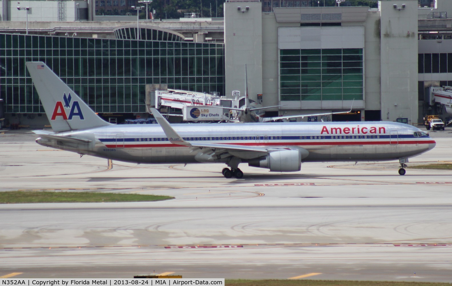 N352AA, 1988 Boeing 767-323ER C/N 24033, American 767-300