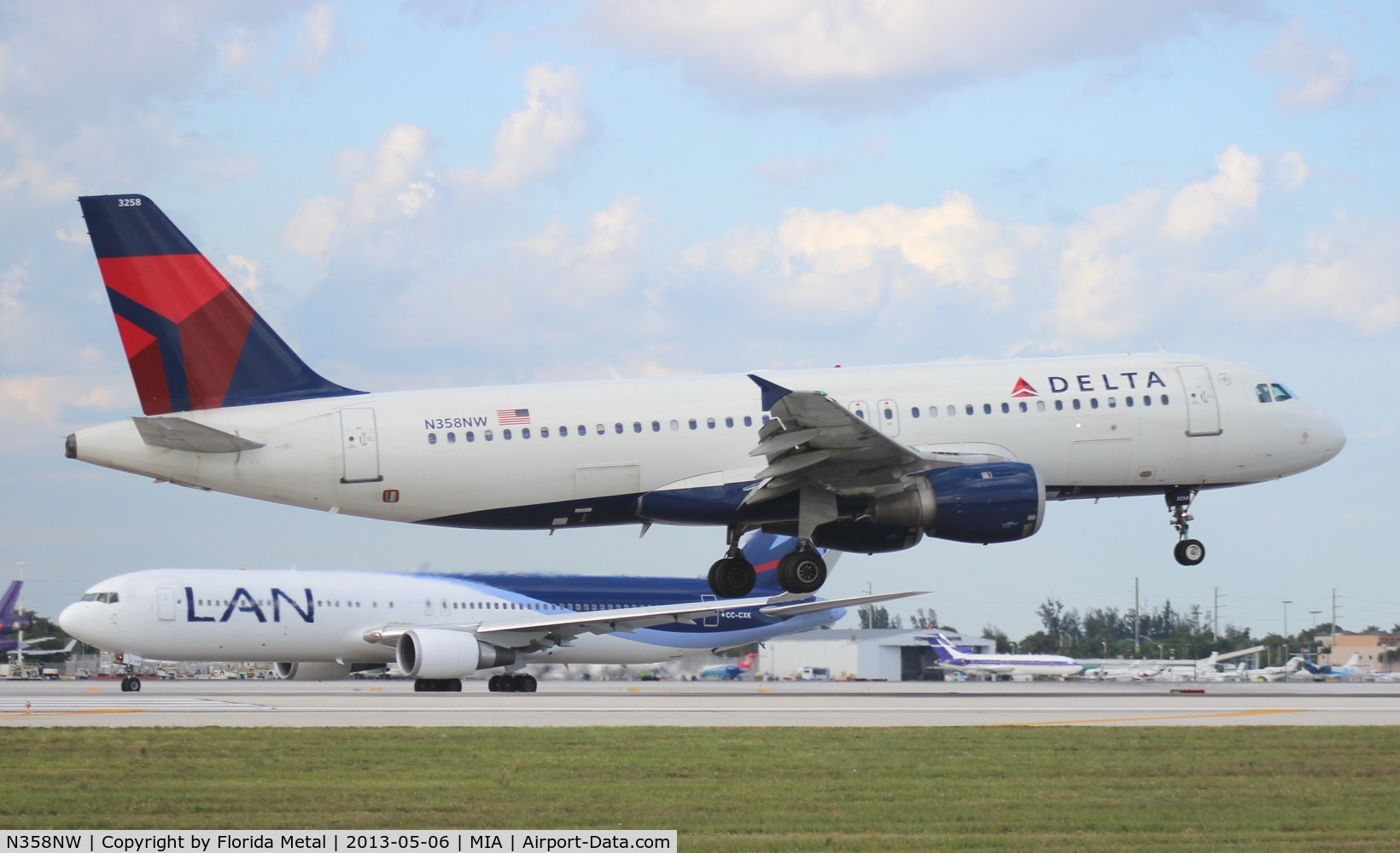 N358NW, 1998 Airbus A320-212 C/N 832, Delta A320