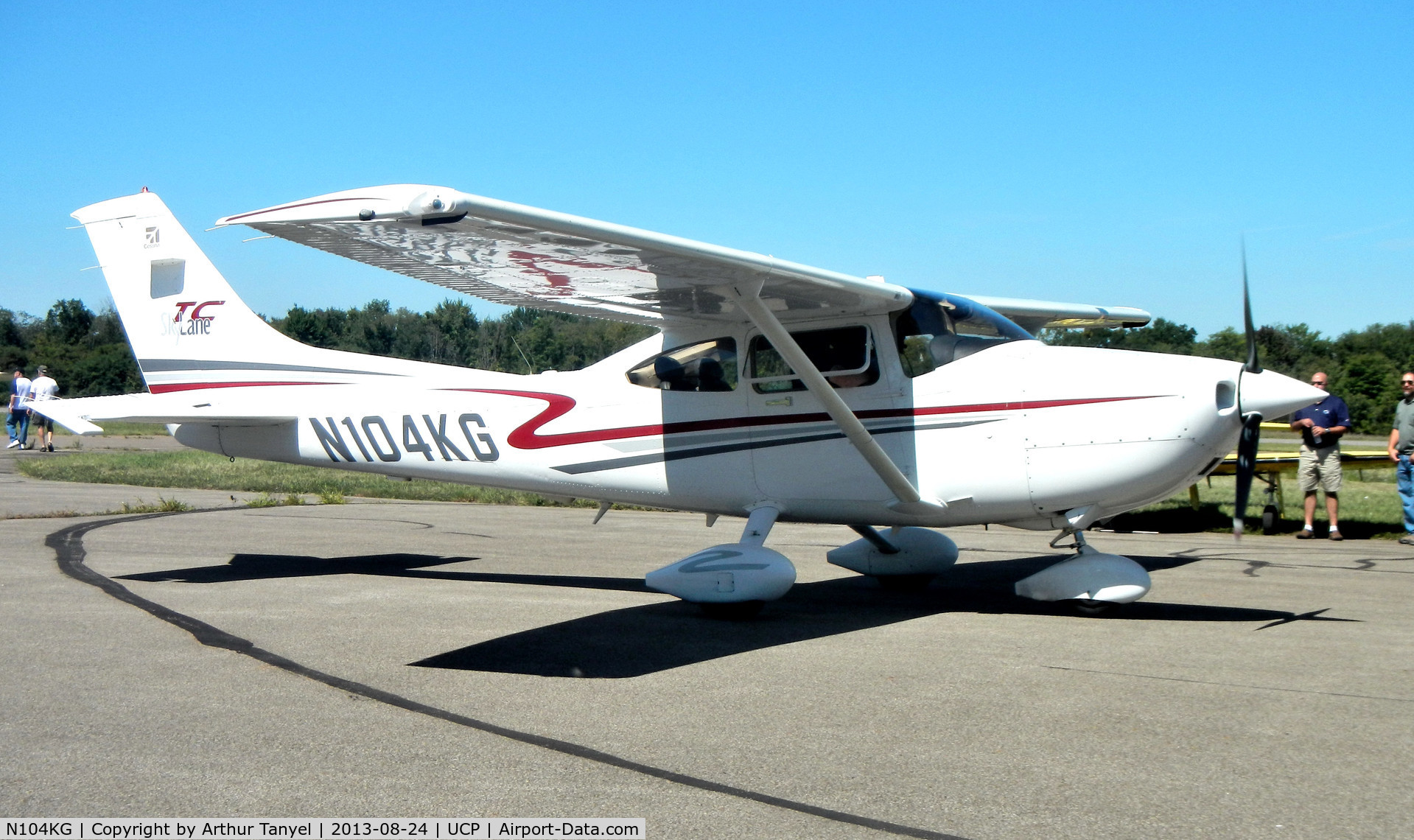 N104KG, 2001 Cessna T182T Turbo Skylane C/N T18208008, Taxiing to park @ UCP Wheels and Wings Airshow