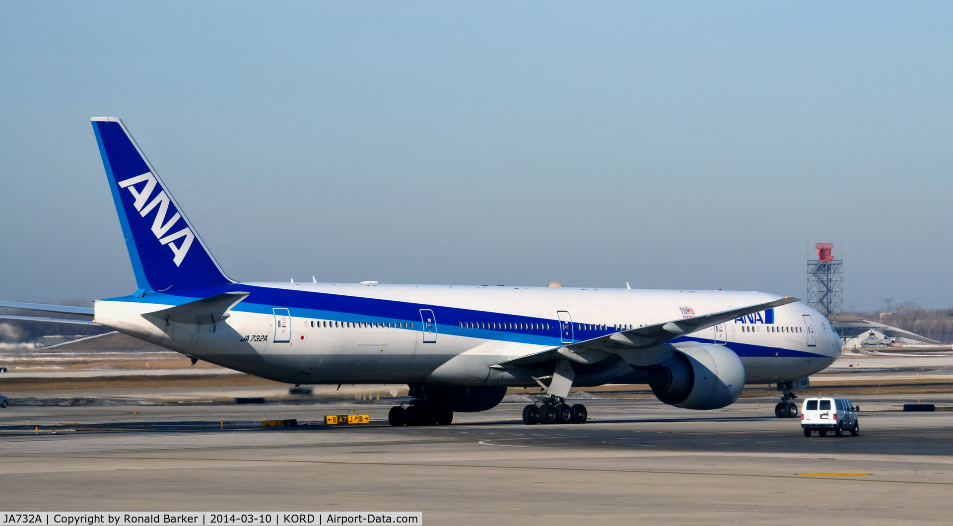 JA732A, 2005 Boeing 777-381/ER C/N 27038, Taxi Chicago