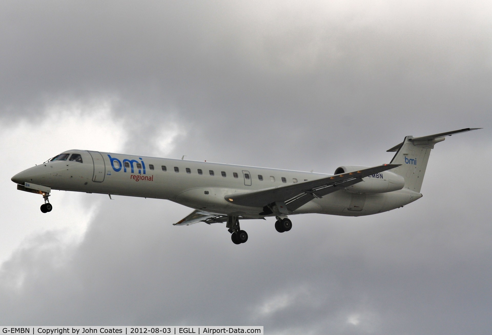 G-EMBN, 2000 Embraer EMB-145EP (ERJ-145EP) C/N 145201, Finals to 27R