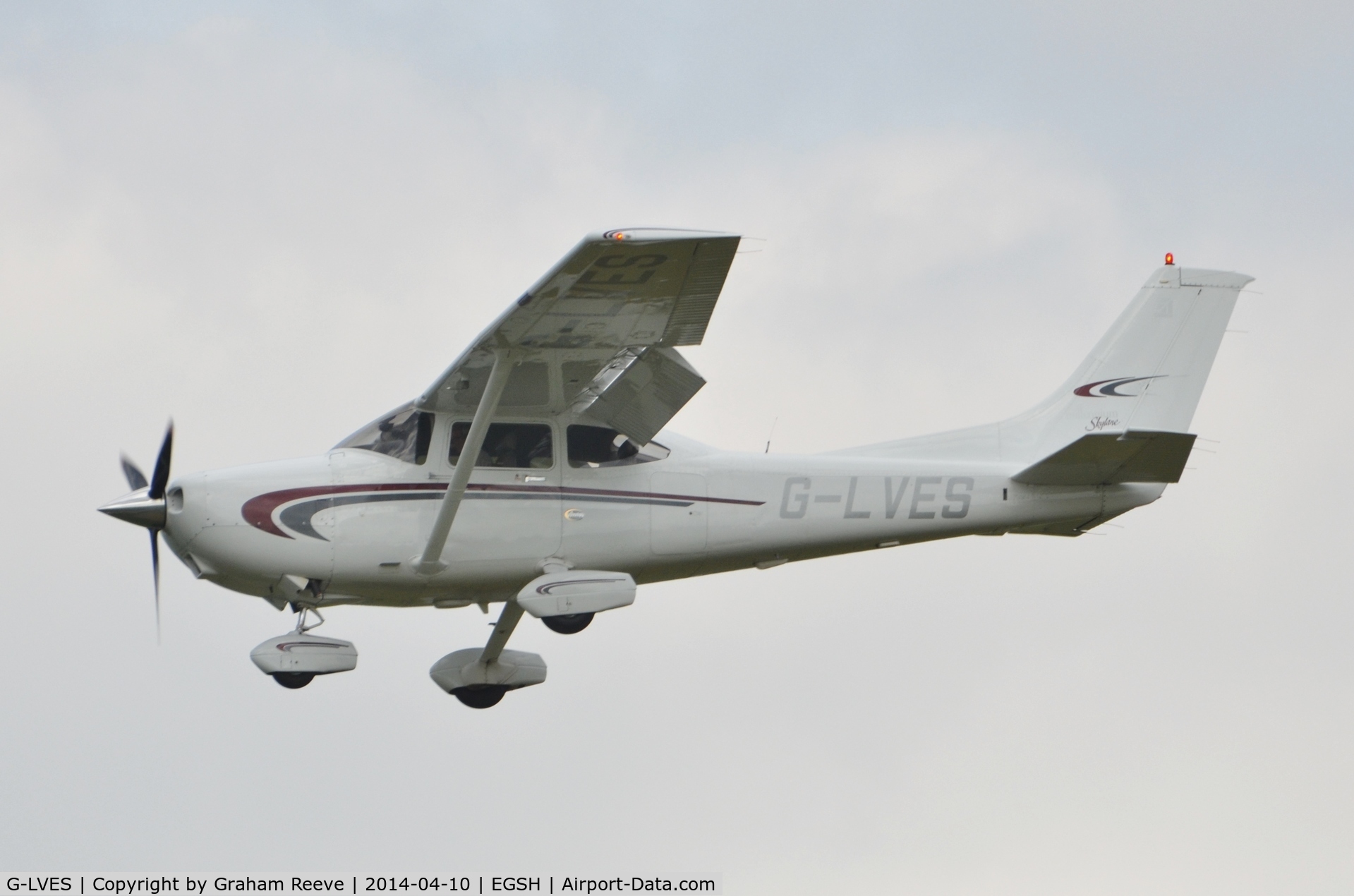G-LVES, 2000 Cessna 182S Skylane C/N 182-80741, About to land at Norwich.