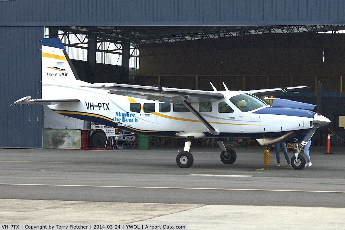 VH-PTX, 1996 Cessna 208 Caravan 1 C/N 20800247, Skydive Cessna Caravan at Illawarra Regional
