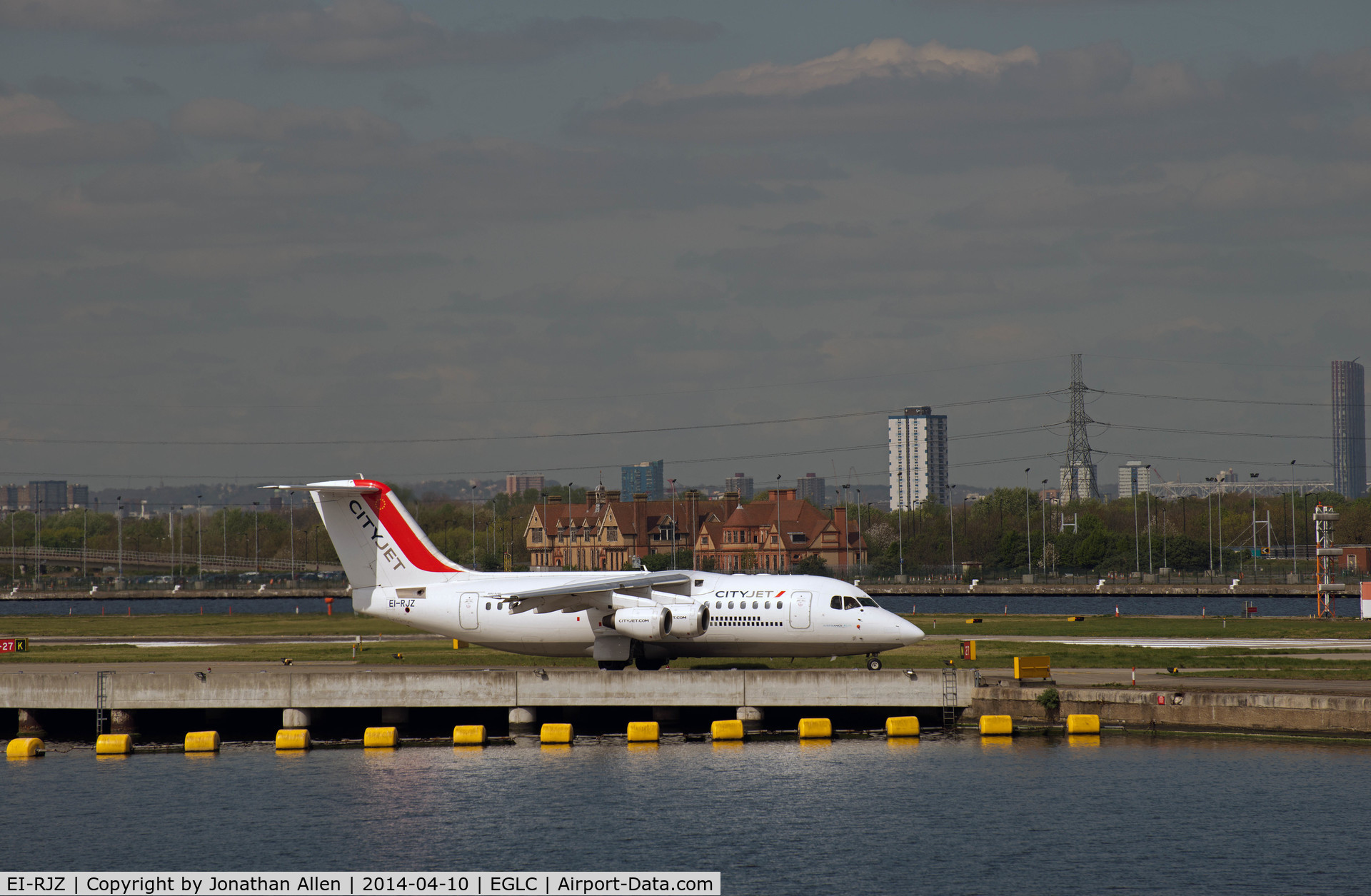 EI-RJZ, 1998 BAe Systems Avro 146-RJ85A C/N E.2326, Taxing for take-off from London City.