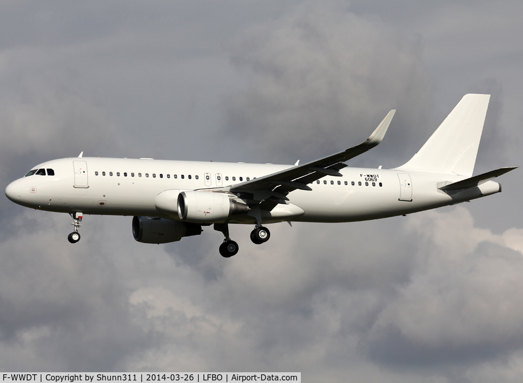 F-WWDT, 2014 Airbus ACJ320 (A320-214/CJ) C/N 6069, C/n 6069 - To be M-YRGU and first A320(CJ)(WL) by EADS Group. For Azerbaijan Government