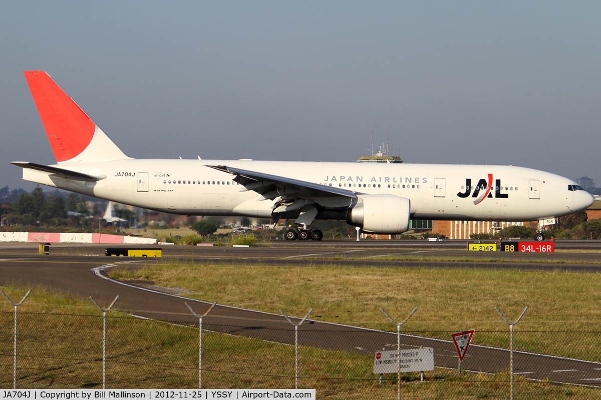 JA704J, 2003 Boeing 777-246/ER C/N 32892, down onto 34L from NRT