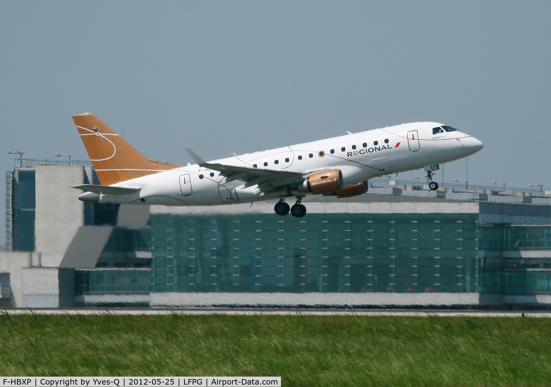F-HBXP, 2004 Embraer 170LR (ERJ-170-100LR) C/N 17000036, Embraer 170ST, Take off Rwy 08L, Roissy Charles De Gaulle Airport (LFPG-CDG)