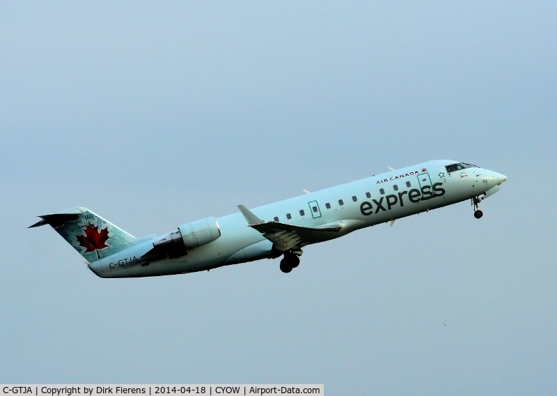 C-GTJA, 2004 Bombardier CRJ-200ER (CL-600-2B19) C/N 7966, Just leaving rwy 7 for Washington's Reagan Airport.