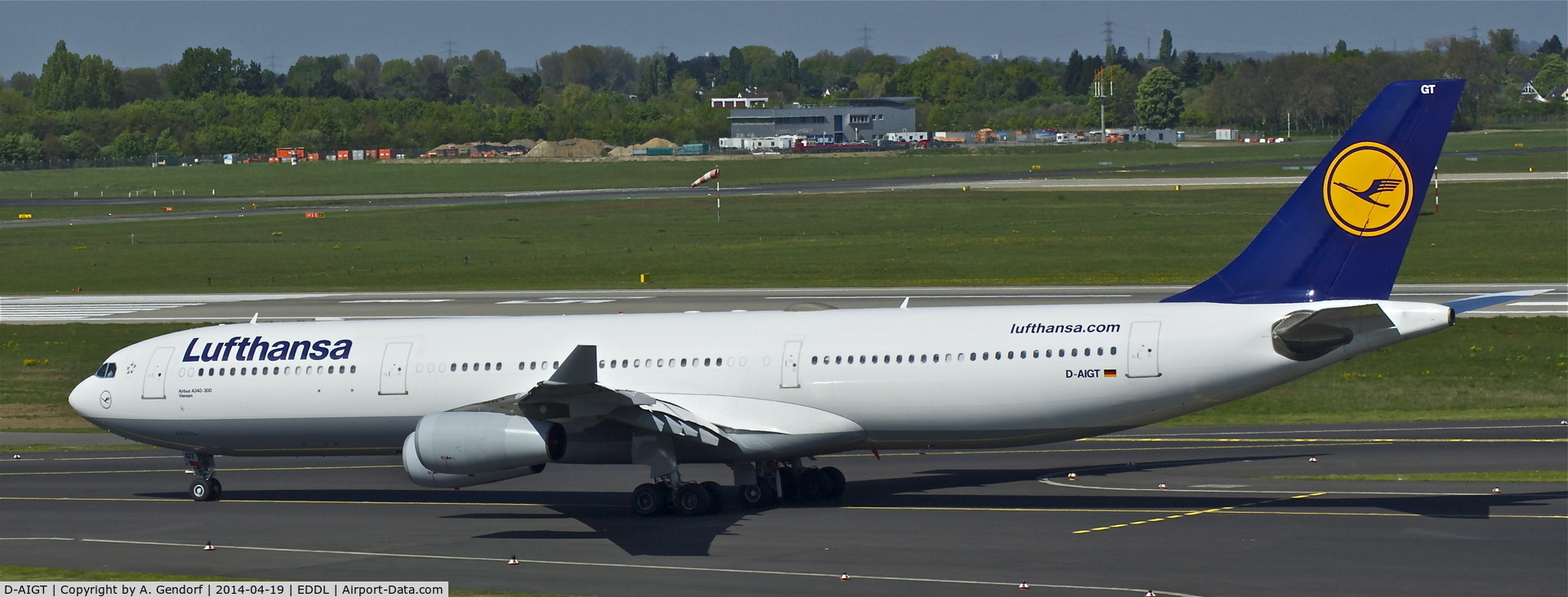 D-AIGT, 1999 Airbus A340-313 C/N 304, Lufthansa, is here at Düsseldorf Int'l(EDDL)