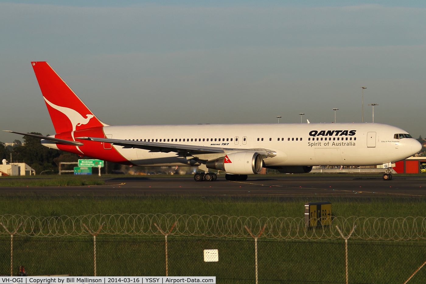 VH-OGI, 1991 Boeing 767-338 C/N 25246, taxiing from 34R