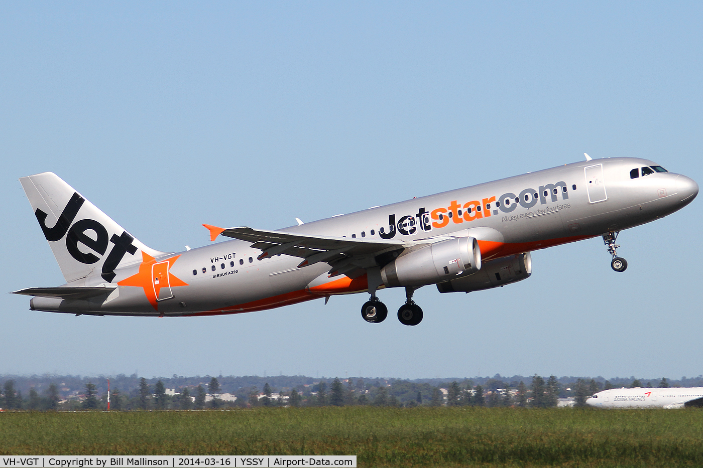 VH-VGT, 2009 Airbus A320-232 C/N 4178, away from 34R