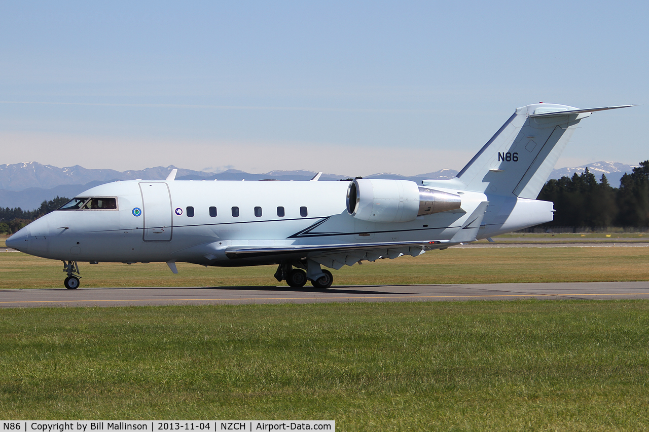 N86, 1994 Canadair Challenger 601-3R (CL-600-2B16) C/N 5167, taxiing to 02