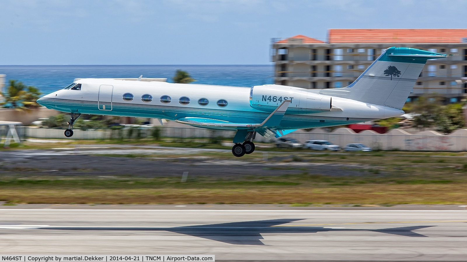 N464ST, 2005 Gulfstream Aerospace GIV-X (G450) C/N 4022, landing toSXM