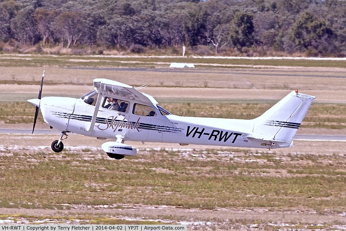 VH-RWT, 1998 Cessna 172R C/N 17280374, 1998 Cessna 172R, c/n: 17280374 at Jandakot