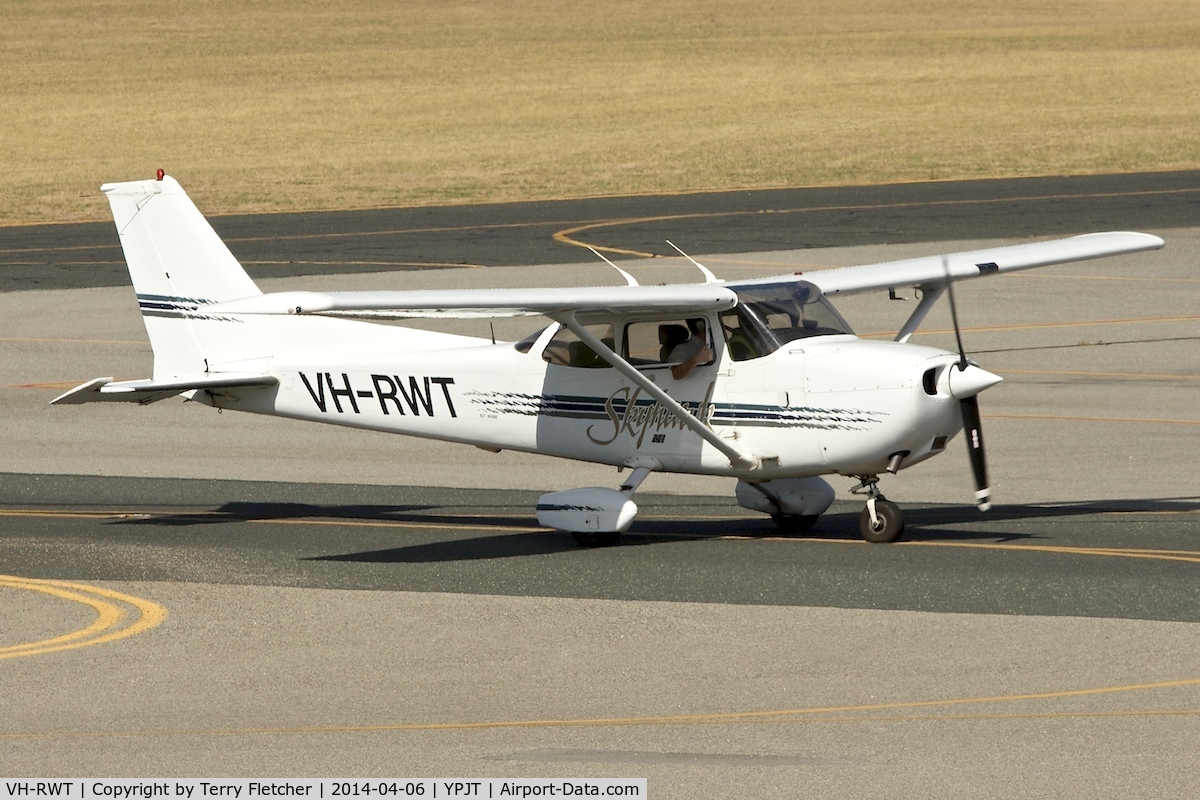 VH-RWT, 1998 Cessna 172R C/N 17280374, 1998 Cessna 172R, c/n: 17280374 at Jandakot