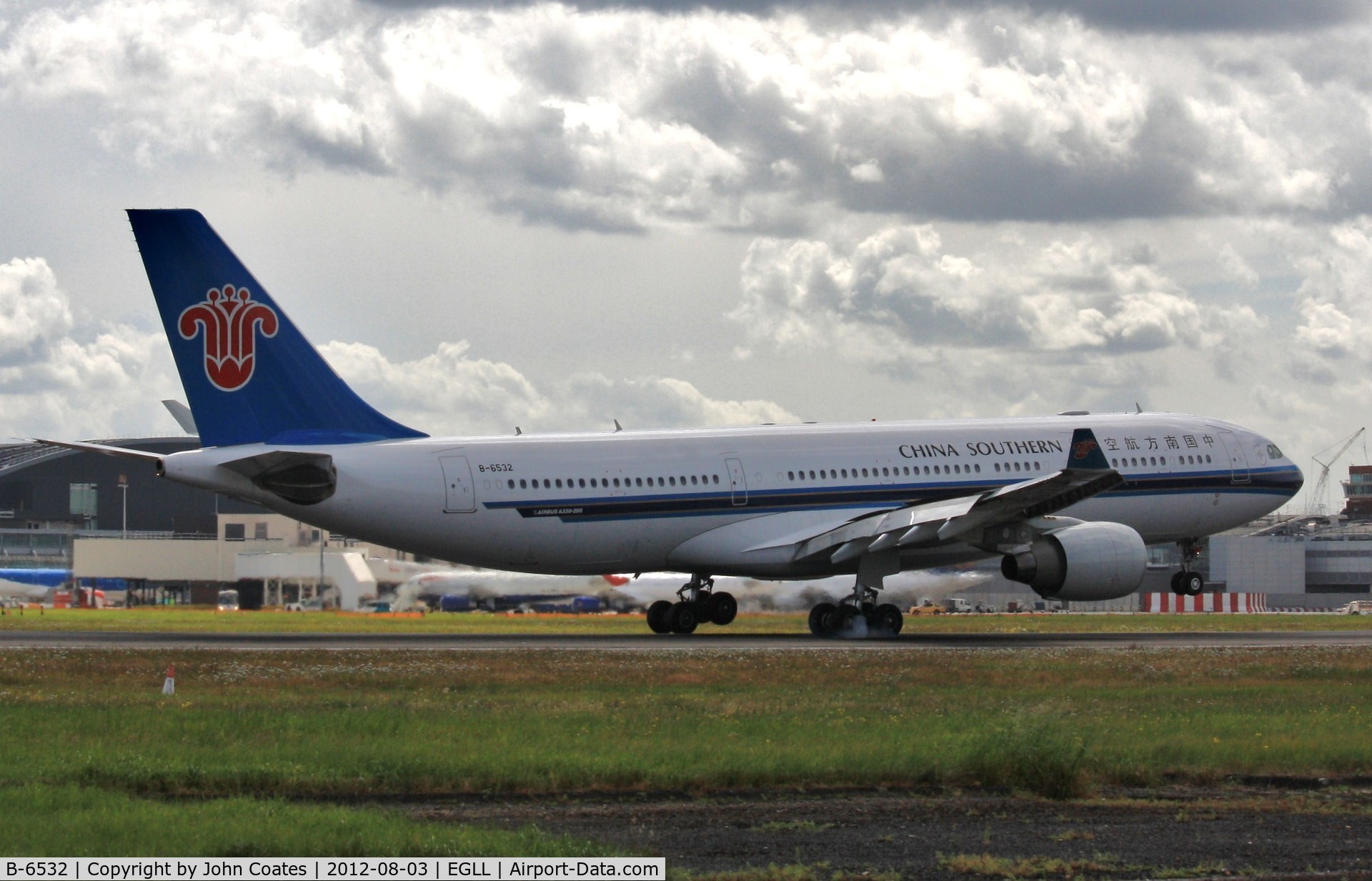 B-6532, 2011 Airbus A330-223 C/N 1244, Touchdown