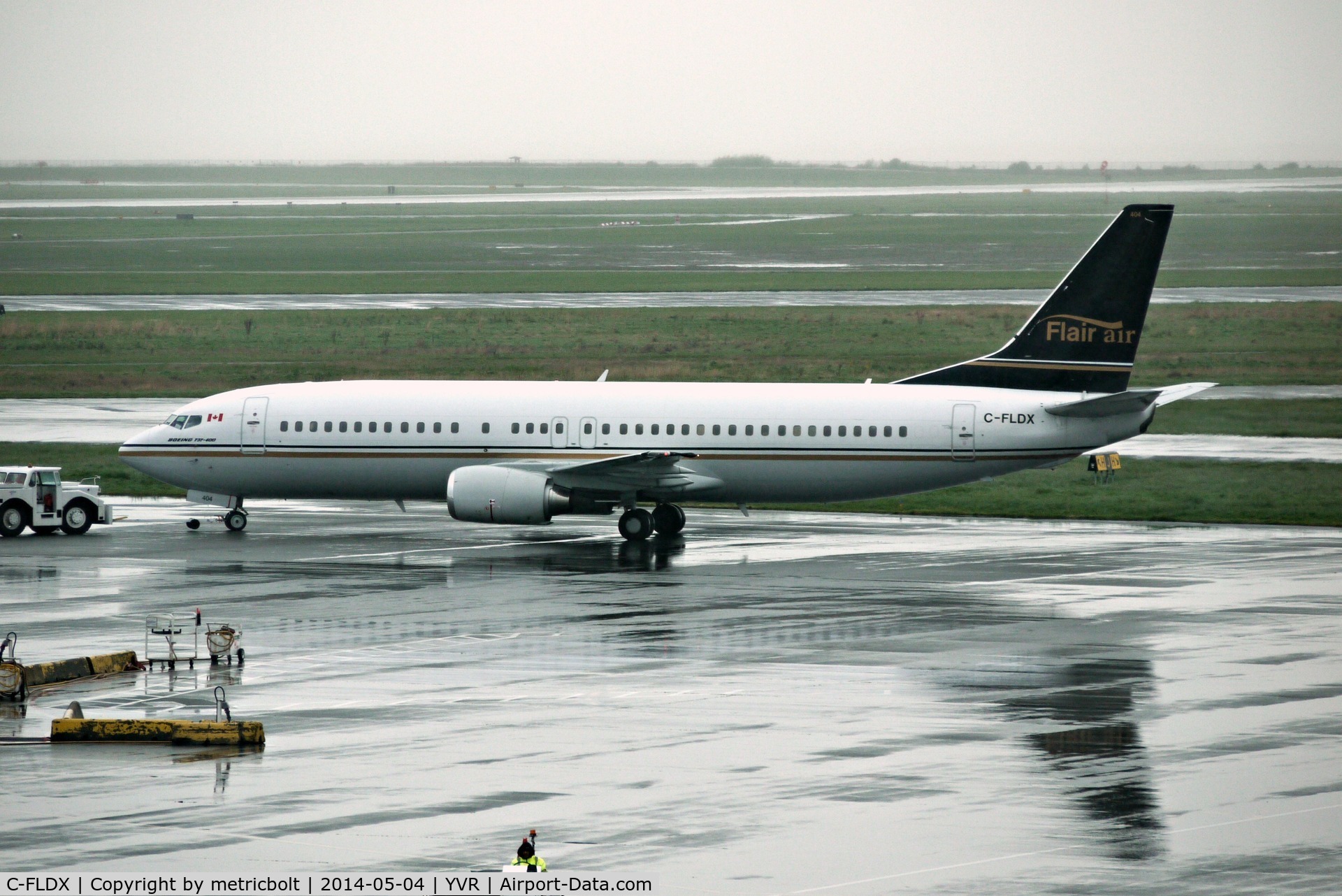 C-FLDX, 1990 Boeing 737-408 C/N 24804, pushback for departure