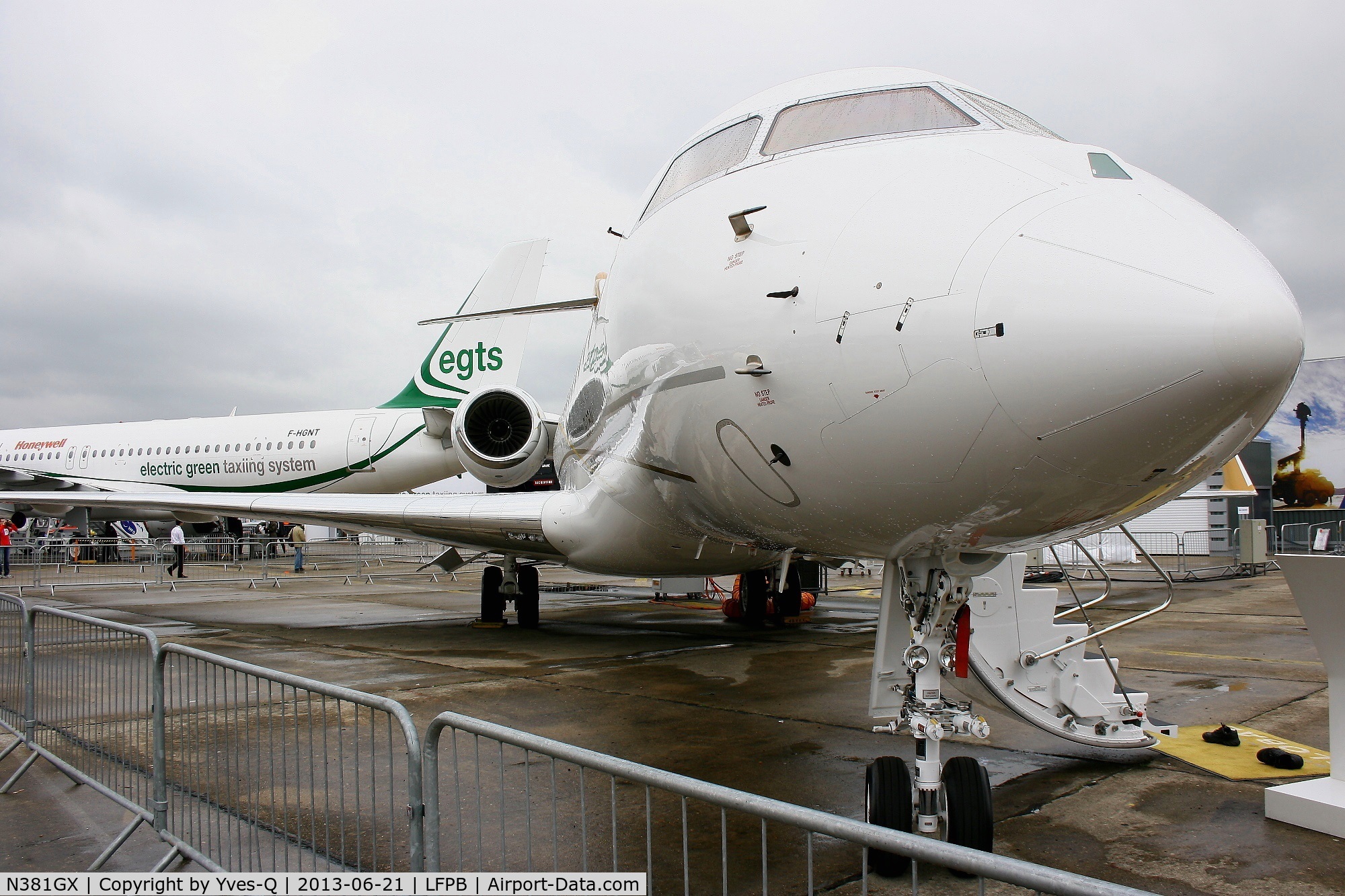 N381GX, 2012 Bombardier Global 6000 (BD-700-1A10) C/N 9381, Bombardier BD-700 1A10 Global 6000, Static display, Paris-Le Bourget Air Show 2013