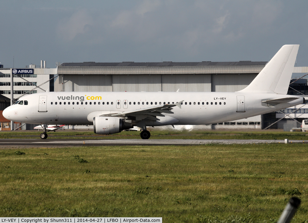 LY-VEY, 1993 Airbus A320-212 C/N 419, Lining up rwy 32R for departure...