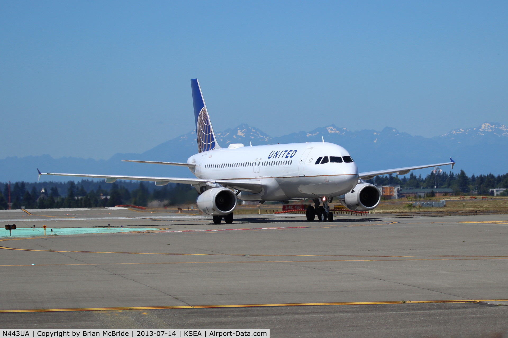 N443UA, 1998 Airbus A320-232 C/N 820, United Airlines. A320-232. N443UA cn 820. Seattle Tacoma - International (SEA KSEA). Image © Brian McBride. 14 July 2013